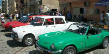 Crucoli, auto d’epoca per le vie del paese