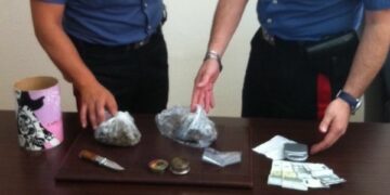 Finisce agli arresti domiciliari, giovane crotonese con coltello e droga