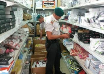 Prodotti contraffatti e pericolosi, maxi sequestro a Lamezia Terme
