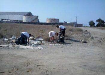 Ciro’ Marina, rubati 11 cestini dei rifiuti dalla spiaggia