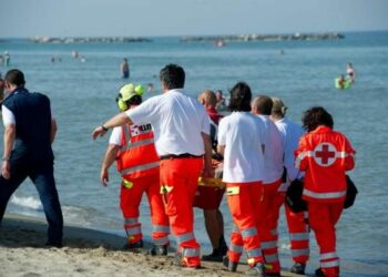 Si tuffa in mare per salvare le figlie, turista morto nel vibonese