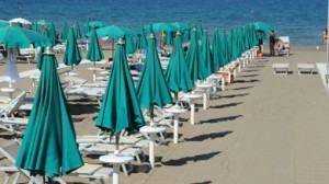 spiaggia deserta di bagnanti