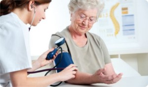 Image oss_Operatore_Socio_Sanitario_controllo_pressione_assistenza_anziani-e1409172173921.jpg