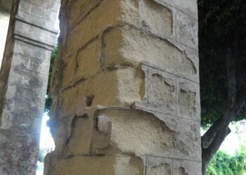 Le colonne dei portici di piazza Pitagora cadono a pezzi