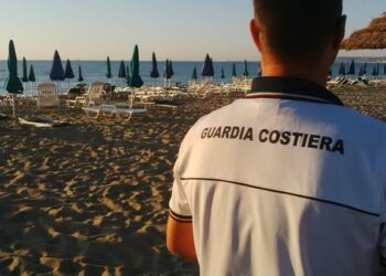 Ombrelloni e sdraio abusivi sulla spiaggia di Margherita-Gabella