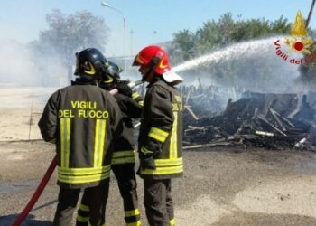 Incendio di sterpaglie si propaga in azienda a Rocca di Neto