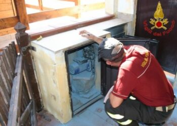 Bungalow in legno prende fuoco a Crotone, evitato disastro