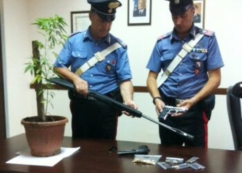 Pistola giocattolo modificata e ‘marijuana’ in casa, in manette crotonese