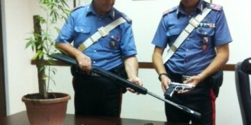 Pistola giocattolo modificata e ‘marijuana’ in casa, in manette crotonese