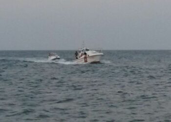 Motoscafo imbarca acqua, salvate 3 persone a Ciro’ Marina