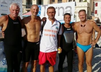 Lo squadrone crotonese della Lacinia Nuoto alla traversata Favazzina-Scilla