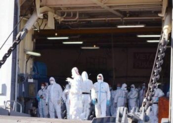 Tra i 1367 migranti giunti a Crotone anche feto morto