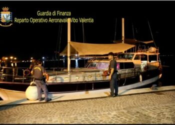 Immigrati, in 108 su un veliero alla foce del Neto: presi gli scafisti