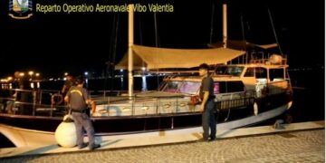 Immigrati, in 108 su un veliero alla foce del Neto: presi gli scafisti