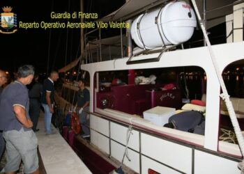 Immigrati, in 108 su un veliero alla foce del Neto: presi gli scafisti