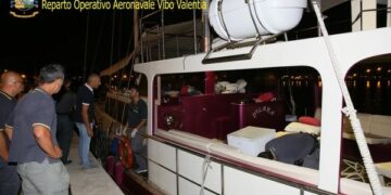 Immigrati, in 108 su un veliero alla foce del Neto: presi gli scafisti