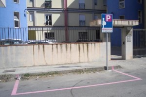 Strisce rosa a Cirò Marina