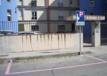 Strisce rosa: i parcheggi per le donne in attesa arrivano a Ciro’ Marina