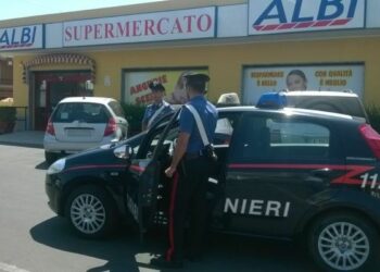 Isola, Carabinieri sventano rapina a mano armata a supermercato