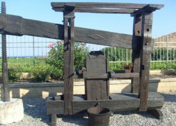 Recuperato antico torchio del seicento a Ciro’ Marina