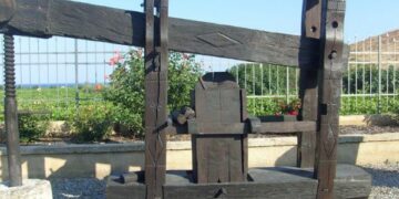 Recuperato antico torchio del seicento a Ciro’ Marina