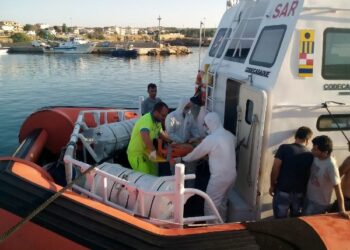 Soccorsi migranti 27 sugli scogli di Le Castella