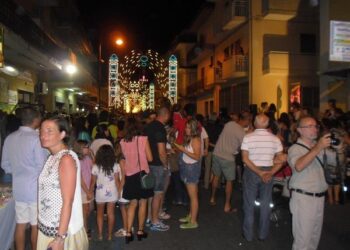 Ciro’ Marina, via Roma in festa: il ritorno del cuore pulsante della citta’