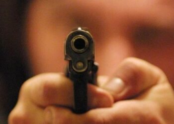 Litiga con vicino e gli spara, arrestato cariatese