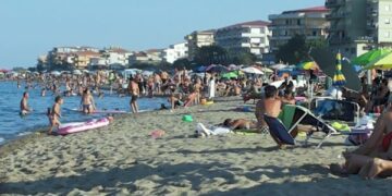Estate crotonese, c’è chi evita il caro ombrellone