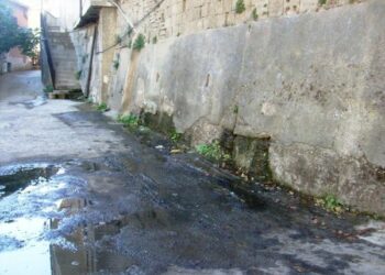 Perdita di acqua  dalle fondamenta di alcune case