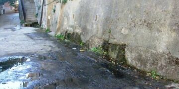 Perdita di acqua  dalle fondamenta di alcune case
