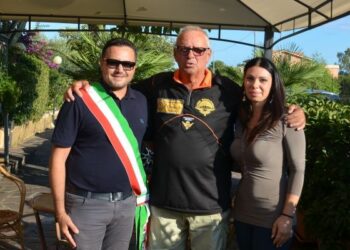 Giro d’Italia a piedi a 80 anni, Alessandro Belliere fa tappa a Isola