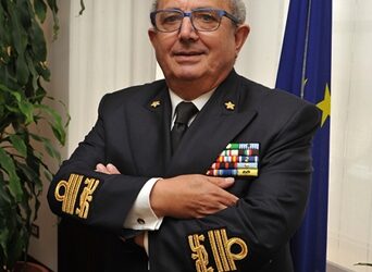 Guardia Costiera, a Crotone arriva l’ammiraglio Felicio Angrisano