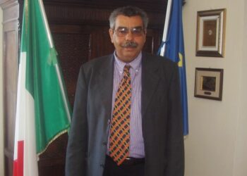 Campana, intimidazione al vicesindaco: bottiglia incendiaria davanti casa