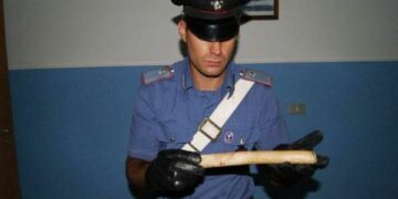 Picchia a bastonate la moglie dopo litigio, arrestato uomo nel crotonese