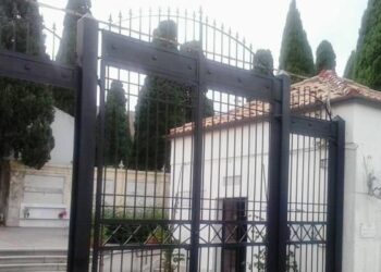 Tolta la croce all’ingresso del cimitero di Crotone