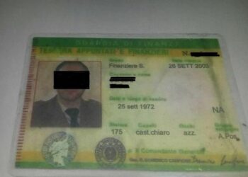 Pasticcere napoletano in vacanza in Calabria con false tessere da finanziere