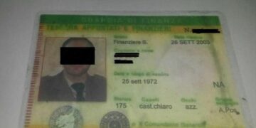 Pasticcere napoletano in vacanza in Calabria con false tessere da finanziere