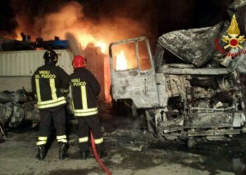 In fiamme struttura per autodemolizioni a Caccuri – FOTO