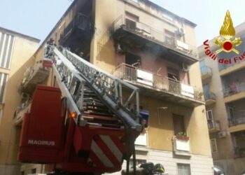 Fiamme in palazzina a Reggio, anziani salvati da vigile del fuoco in pensione