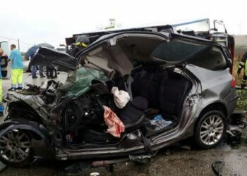SS106, scontro tra auto e autoarticolato: muore 22enne a Isola – FOTO