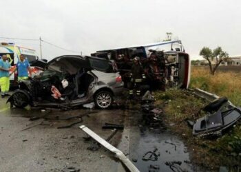 SS106, scontro tra auto e autoarticolato: muore 22enne a Isola – FOTO