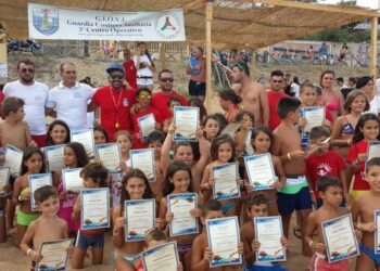 Isola, 100 bambini imparano a fare i bagnini