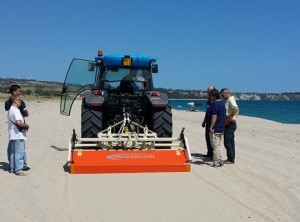 Pulispiaggia in azione