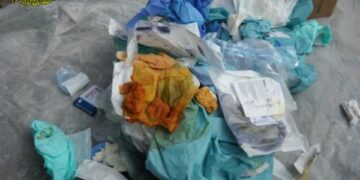 Rocca di Neto, rifiuti sanitari pericolosi nei normali cassonetti – FOTO