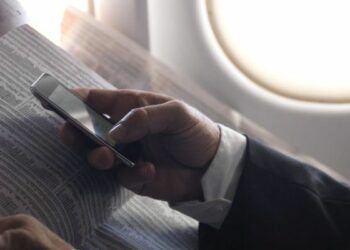 Aerei, via libera a tablet e smartphone connessi in volo