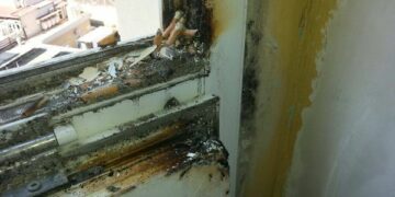 Finestre come portacenere all’ospedale di Crotone