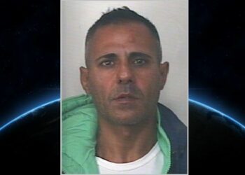 Minaccia ed estorce denaro al proprio titolare, arrestato barman