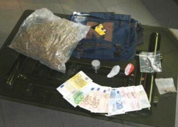 Cosenza: in villetta a fumare spinello, ma e’ un baby-spacciatore