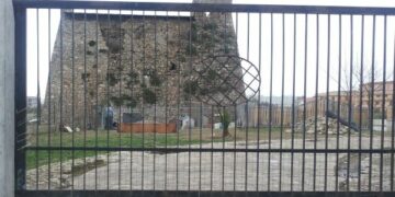 Ciro’ Marina: oasi canina ai piedi della torre, piovono critiche